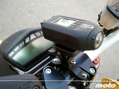 ¿Puedo grabar desde la moto mientras circulo? ¿Es legal?