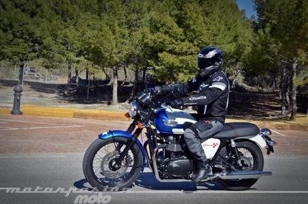 Triumph Bonneville T214 046