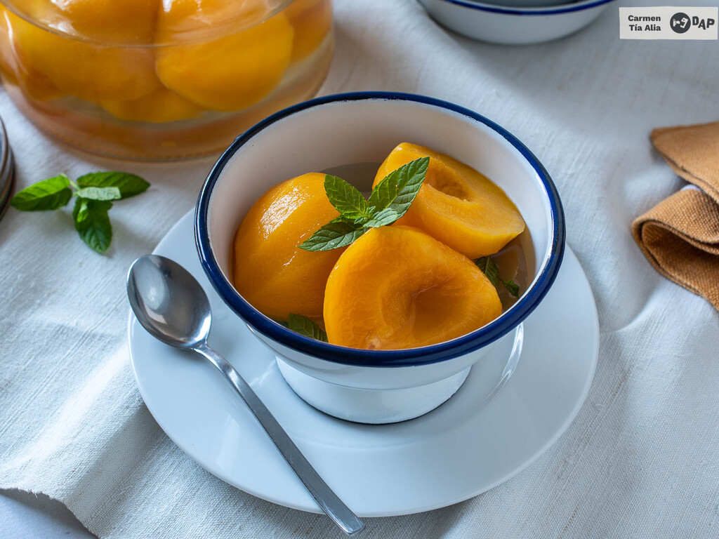 Melocotón en almíbar casero, receta de un postre fácil y rápido para hacer en verano y disfrutar todo el año