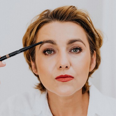 A partir de los 50 es fundamental rellenar las cejas para rejuvenecer el rostro y potenciar la mirada 