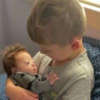 El tierno vídeo viral de un niño cantando a su hermanito con Síndrome de Down