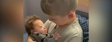 El tierno vídeo viral de un niño cantando a su hermanito con Síndrome de Down