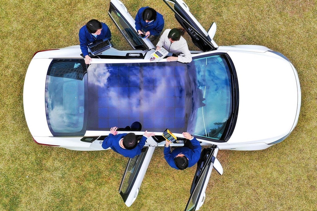 Hyundai y KIA quieren usar paneles solares en los techos de sus coches electrificados para mejorar su autonomía
