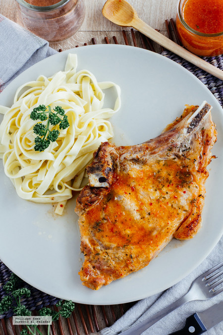 Chuletas de cerdo en salsa de chile chipotle. Receta fácil