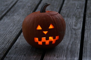 Cómo vaciar una calabaza de Halloween paso a paso y con pequeños trucos
