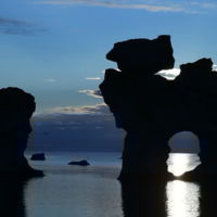 Déjate asombrar por estas columnas de piedra del mar de Gotland, en Suecia 