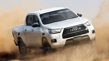 La Toyota Hilux GR Sport estrena su cara más agresiva y una nueva puesta a punto de la suspensión