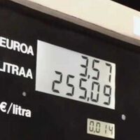 Esto es lo que pasa cuando el precio de la gasolina baja a 0,014 euros por error: colas de coches y garrafas llenas 