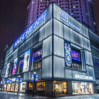 Las tiendas de Skechers causan furor con las sandalias de suela cómoda y color tendencia a precio rebajado 