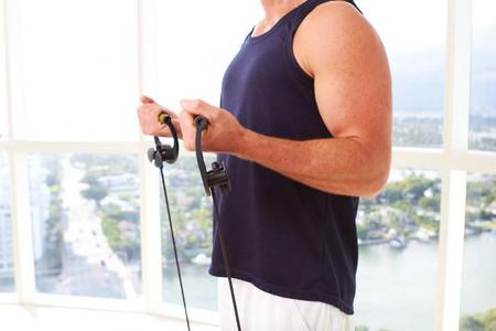 Utiliza una simple banda elástica para trabajar todo tu cuerpo
