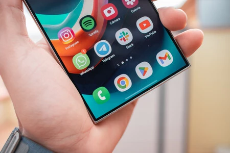 WhatsApp と Telegram アプリケーションが画面上に表示された Galaxy S24 Ultra の写真。リカルド・アギラールによるザタカの画像