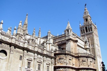 Sevilla tiene sus grandes monumentos en ´rebajas` permanentes