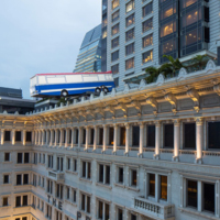 Un autobús en equilibrio inestable sobre la azotea de un hotel de Hong Kong