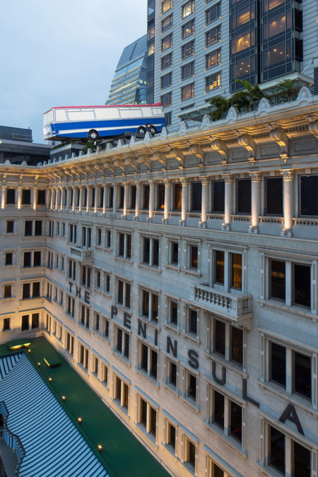 Un autobús en equilibrio inestable sobre la azotea de un hotel de Hong Kong