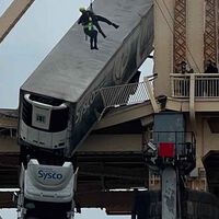 "Que esté viva es un milagro". Rescate de película a la conductora de un tráiler que se quedó colgando de un puente a 22 metros sobre el agua