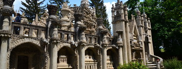 En 1879, un cartero empezó a recoger las piedras que aparecían en su camino: 33 años después, su jardín albergaba un descomunal palacio 