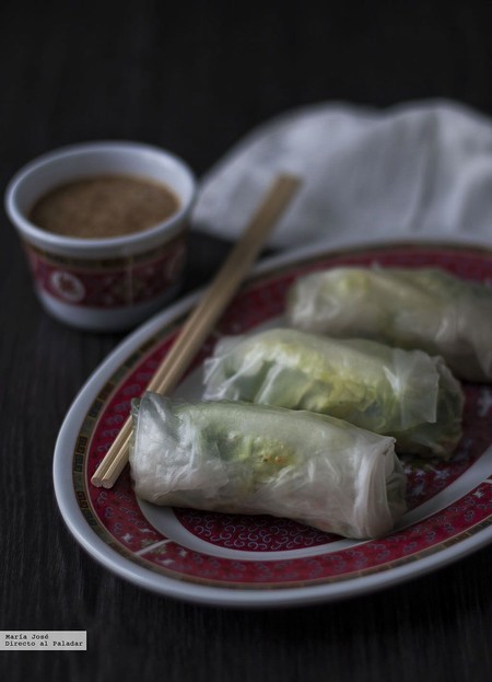 Rollitos vietnamitas fríos con salsa de cacahuetes. Receta con y sin Thermomix