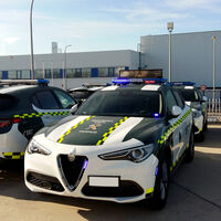 Un coche patrulla de cartón de la Guardia Civil se viraliza en un vídeo y siembra la duda: ¿es el futuro de la disuasión en carretera?
