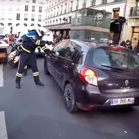 ¡Papá Noel trae justicia en moto por Navidad! Persigue y logra que detengan a la culpable de un atropello