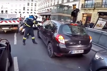 ¡Papá Noel trae justicia en moto por Navidad! Persigue y logra que detengan a la culpable de un atropello