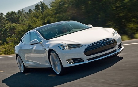 Tesla Model S blanco dinámica 01