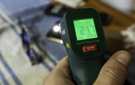 Medición de la temperatura de la linterna con un termómetro de infrarrojos