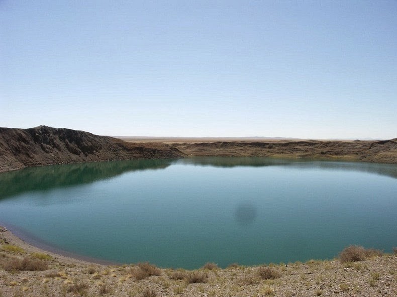 Existe un lago formado por una explosión nuclear, pero es mejor que no te bañes en él 
