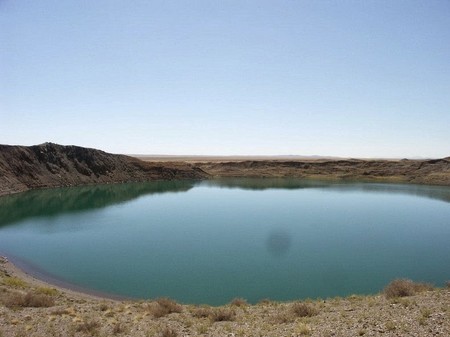 Existe un lago formado por una explosión nuclear, pero es mejor que no te bañes en él 