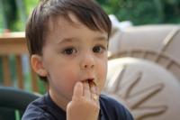 ¿Qué debe tener una merienda completa para los niños?