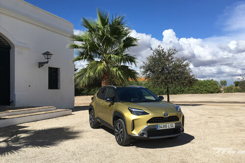 Probamos el Toyota Yaris Cross: un B-SUV híbrido con sistemas de asistencia de serie y la conectividad más avanzada de la marca