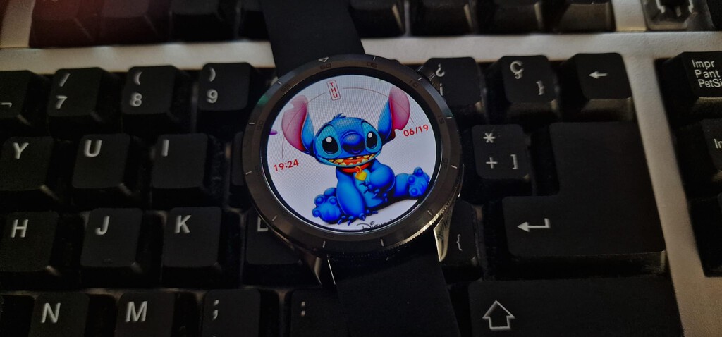 Cómo puedes llevar a Stitch en tu muñeca: así se personaliza el fondo de los relojes Xiaomi y Redmi Watch con las imágenes que quieras y que vayan rotando 