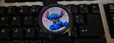 Cómo puedes llevar a Stitch en tu muñeca: así se personaliza el fondo de los relojes Xiaomi y Redmi Watch con las imágenes que quieras y que vayan rotando