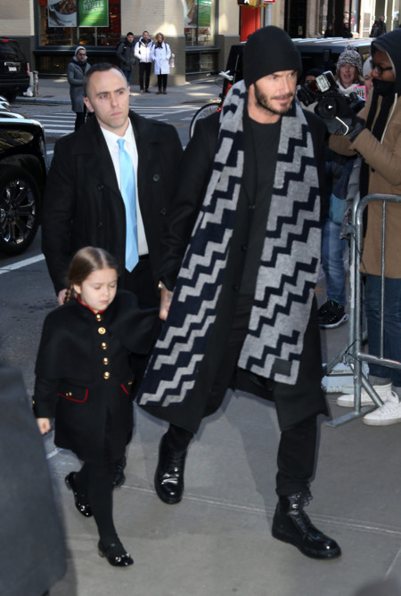 Para ir de acuerdo con la nueva papisa de la moda David Beckham se cuelga una estola alrededor del cuello