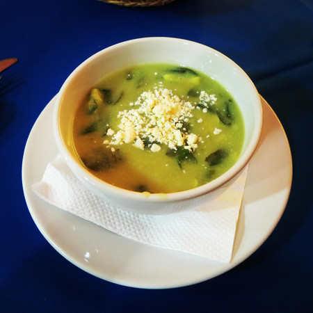 Caldo de chipilín con bolitas y crema. Receta chiapaneca tradicional