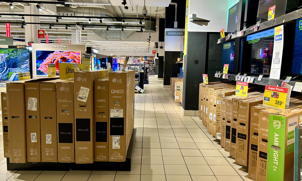 Carrefour tiene a precio de outlet esta tele Philips con Ambilight para el dormitorio y con Movistar Plus+ de regalo 