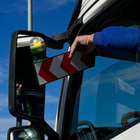 Leroy Merlin tiene la baliza V16 para vehículos sin techo, furgonetas o caravanas con la que cumplir con la normativa de la DGT