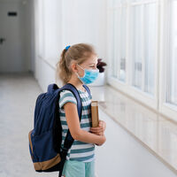 Aulas con ventanas abiertas y ventilación en los colegios: ¿podrían enfermar los niños a causa del frío?