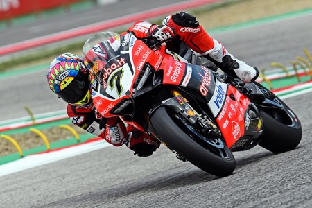 Victoria para Chaz Davies en una primera carrera de Imola interrumpida por el susto de Laverty