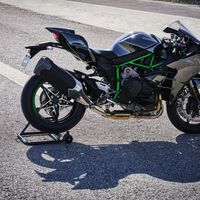 Es oficial. Vuelve la Kawasaki H2R, la moto deportiva más bestia del mundo, y ahora va a ser todavía más radical 