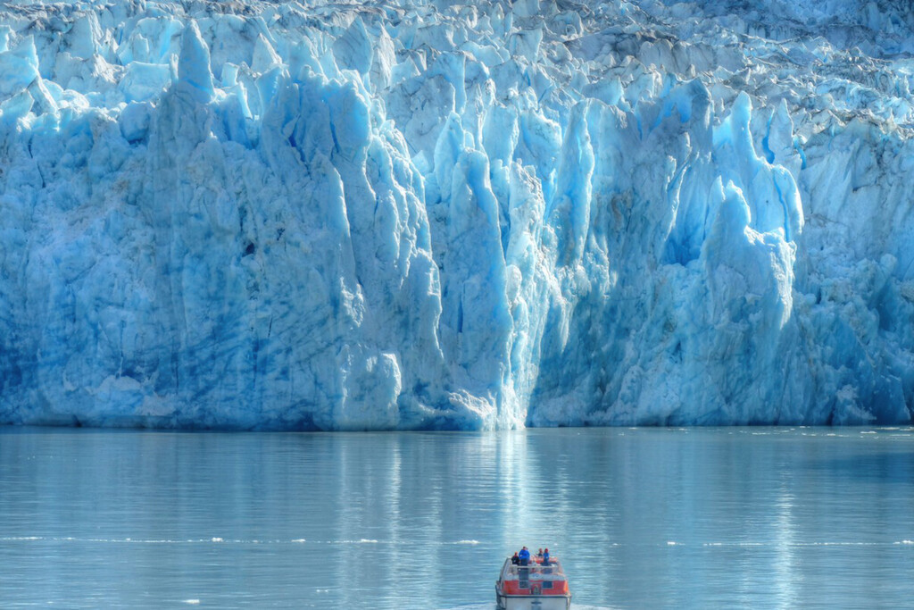En 1977, un príncipe saudí se llevó de Alaska un iceberg milenario de 2 toneladas para solucionar la crisis mundial del agua. Terminó poniendo hielo a los cubatas