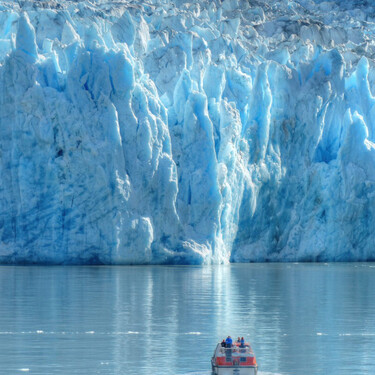 En 1977, un príncipe saudí se llevó de Alaska un iceberg milenario de 2 toneladas para solucionar la crisis mundial del agua. Terminó poniendo hielo a los cubatas