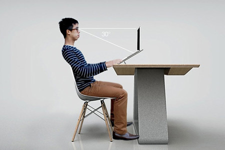 Biuro, una mesa ergonómica para trabajar con el portátil