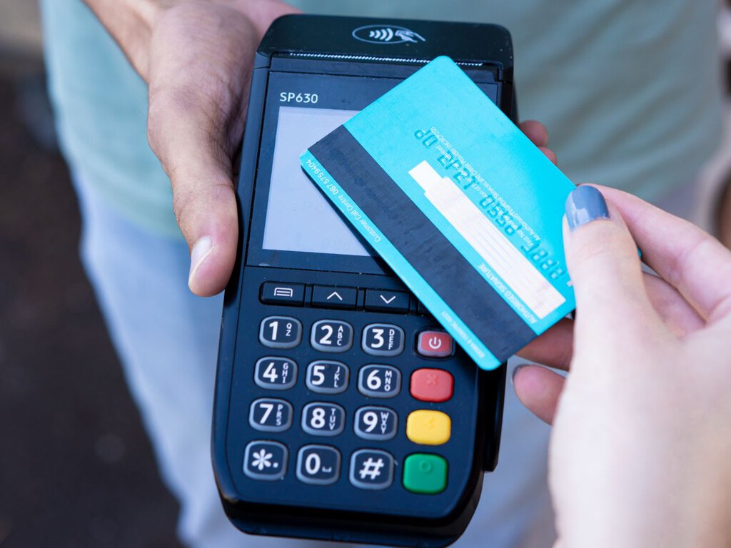 Banxico no quiere que en la tienda te cobren comisión por pagar con tarjeta y analiza bajar los costos para comercios pequeños . Noticias en tiempo real