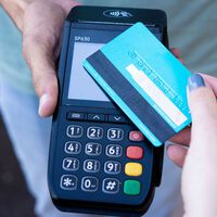 Banxico no quiere que en la tienda te cobren comisión por pagar con tarjeta y analiza bajar los costos para comercios pequeños 