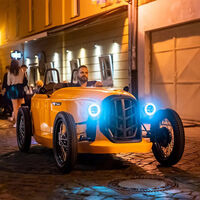 No es barato, pero este coche sin carnet gasolina o eléctrico es tan exageradamente retro que te hará querer uno