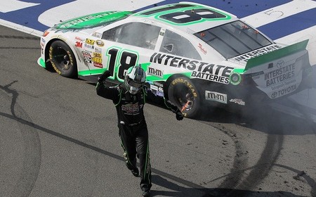 Kyle Busch aprovecha en Fontana las rencillas entre Denny Hamlin y Joey Logano