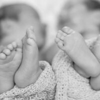 Una madre dió a luz a mellizos con diferente color de piel, ¿cómo es posible? 