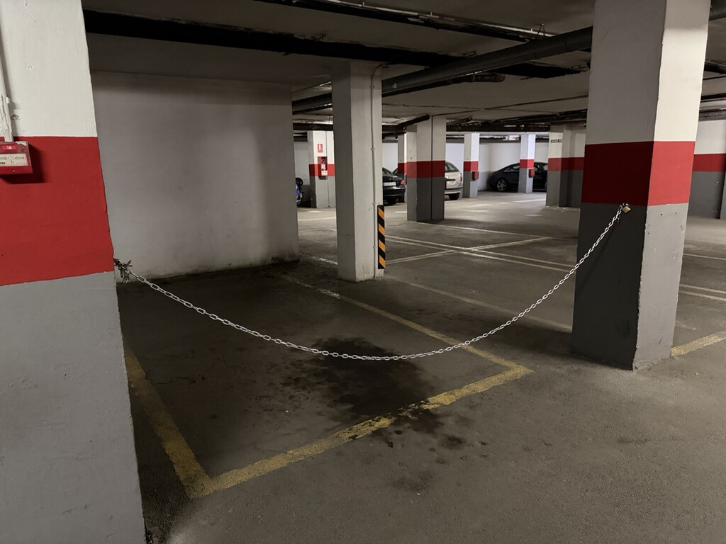 Hay quien pone bolardos o cadenas en su plaza de garaje para evitar que otros aparquen. Esto es lo que dice la Ley