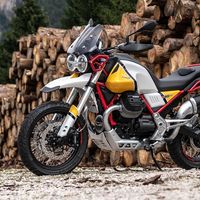 Así de espectacular luce la Moto Guzzi V85 TT en sus primeras imágenes: toda una trail clásica