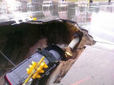 Un socavón se traga en Milwaukee un Cadillac Escalade